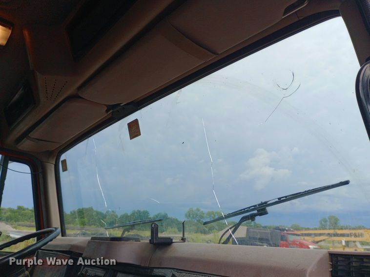 image for item DP1096 2001 International 4900 dump truck