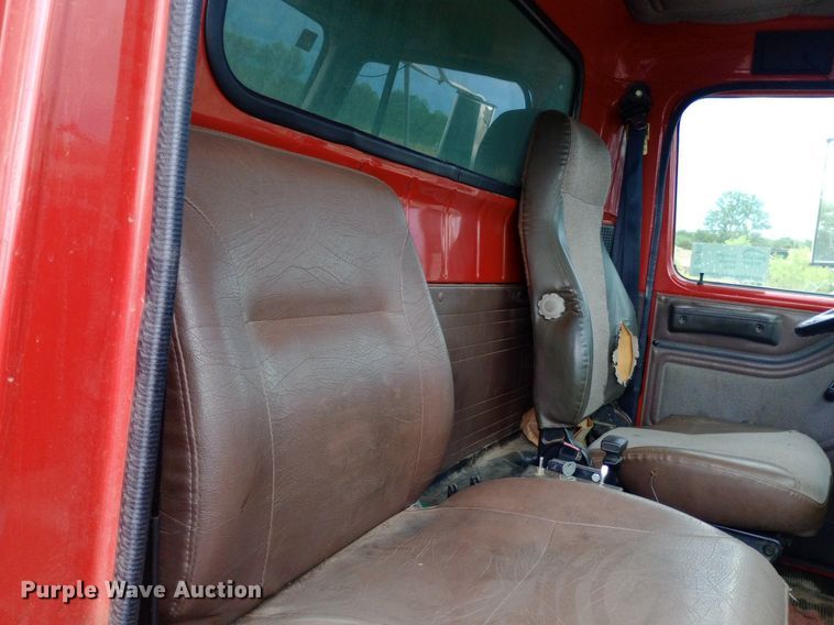 image for item DP1096 2001 International 4900 dump truck