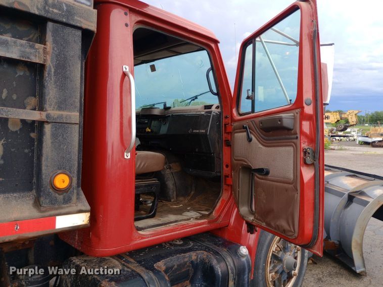 image for item DP1096 2001 International 4900 dump truck