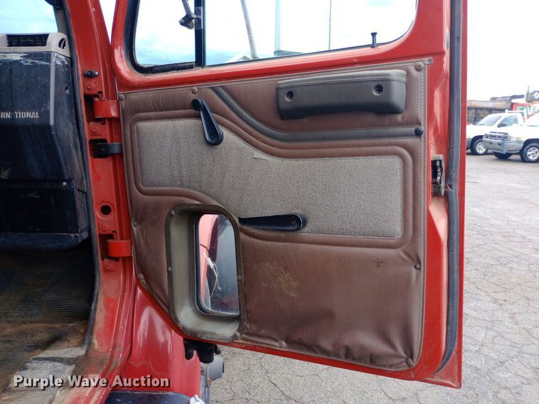 image for item DP1096 2001 International 4900 dump truck