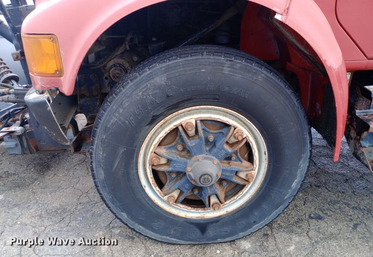 image for item DP1096 2001 International 4900 dump truck