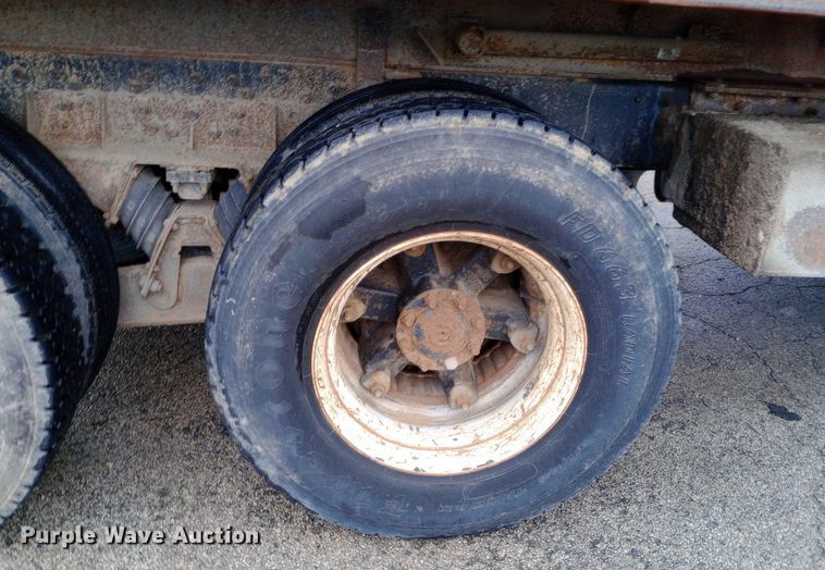 image for item DP1096 2001 International 4900 dump truck