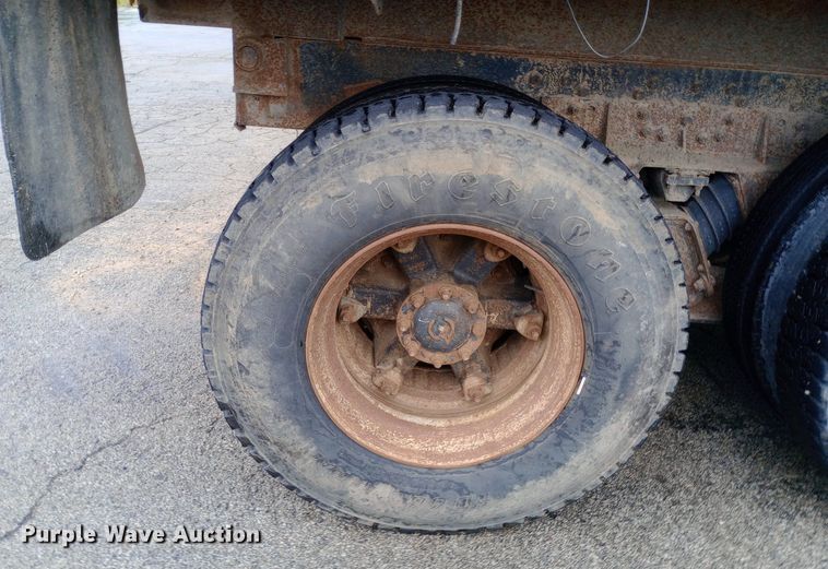 image for item DP1096 2001 International 4900 dump truck