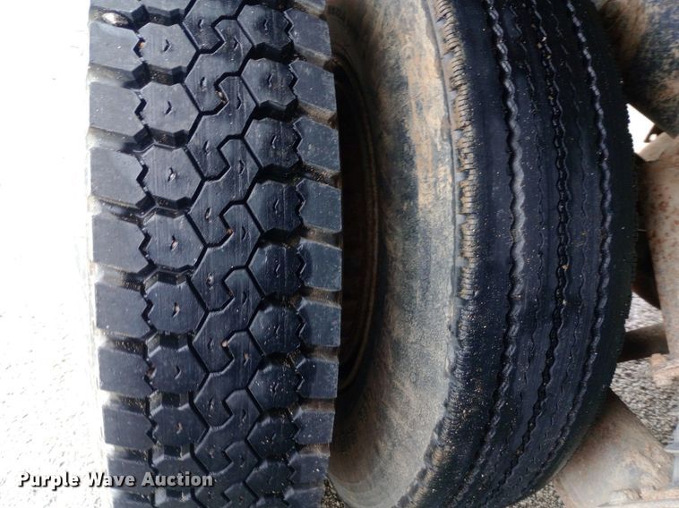 image for item DP1096 2001 International 4900 dump truck