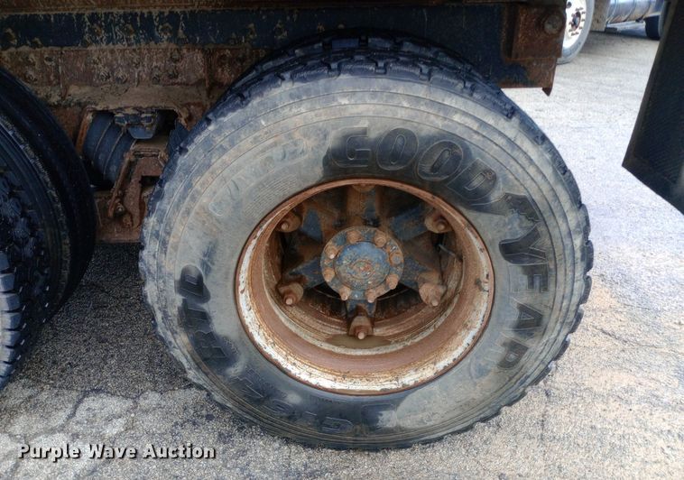 image for item DP1096 2001 International 4900 dump truck