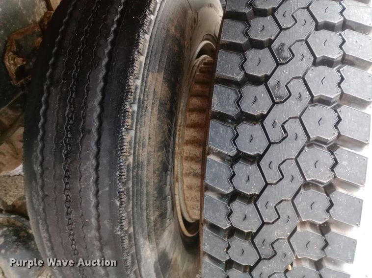 image for item DP1096 2001 International 4900 dump truck