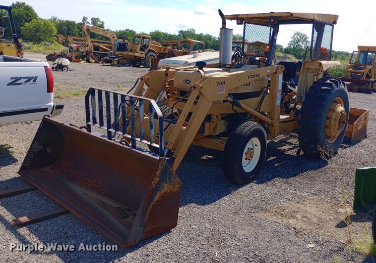 image for item DP1103 Ford 260C tractor