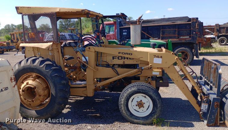 image for item DP1103 Ford 260C tractor