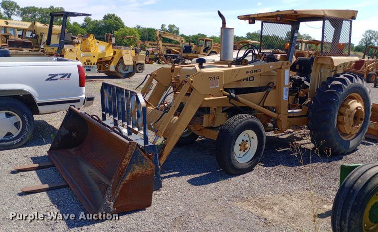 image for item DP1103 Ford 260C tractor