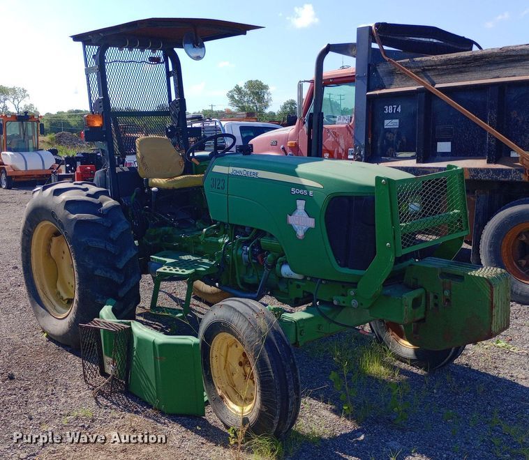 image for item DP1104 2010 John Deere 5065E tractor