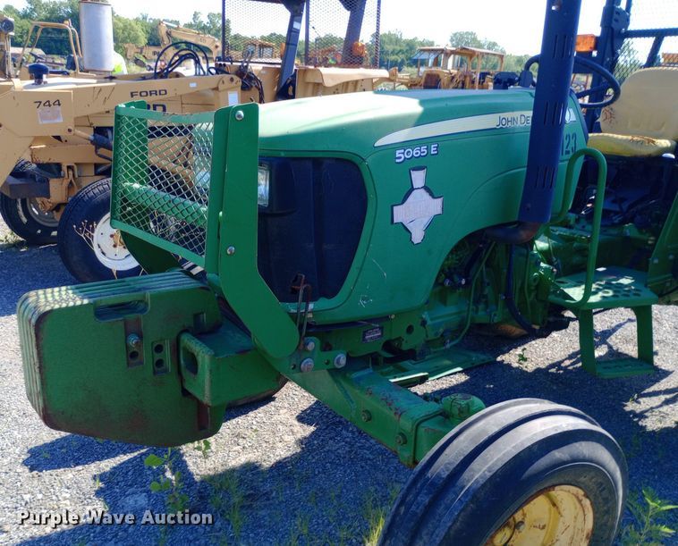 image for item DP1104 2010 John Deere 5065E tractor