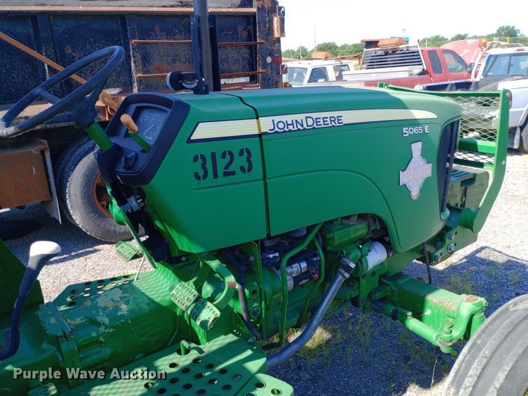 image for item DP1104 2010 John Deere 5065E tractor