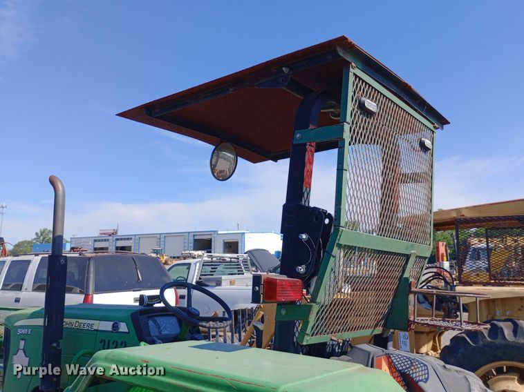 image for item DP1104 2010 John Deere 5065E tractor
