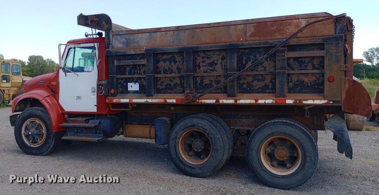 image for item DP1111 2001 International 4900 dump truck