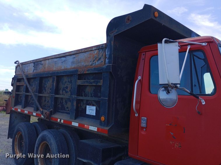 image for item DP1111 2001 International 4900 dump truck