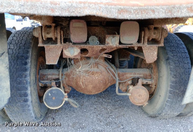 image for item DP1111 2001 International 4900 dump truck