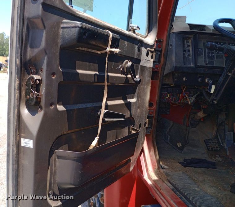 image for item DP1111 2001 International 4900 dump truck