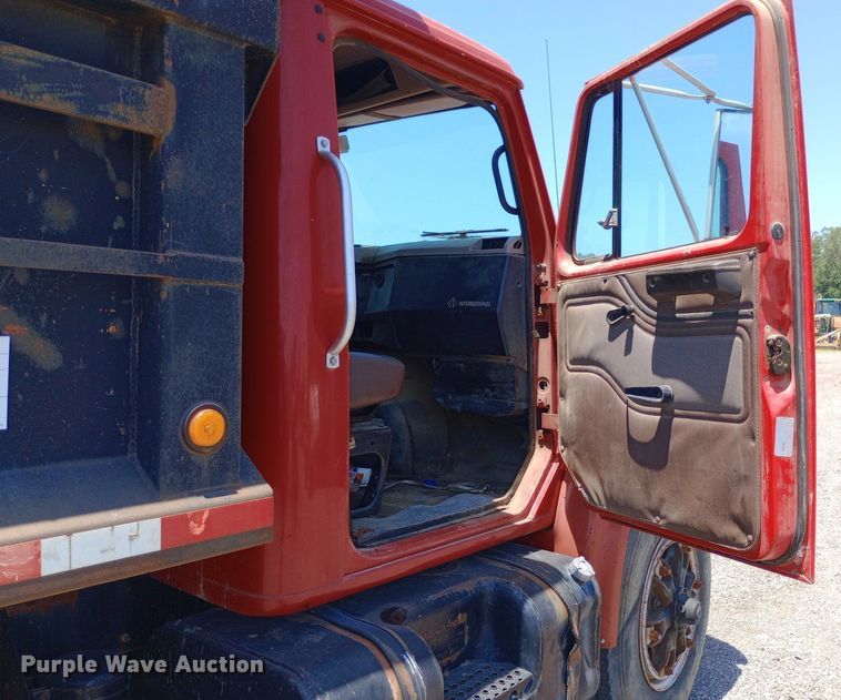 image for item DP1111 2001 International 4900 dump truck