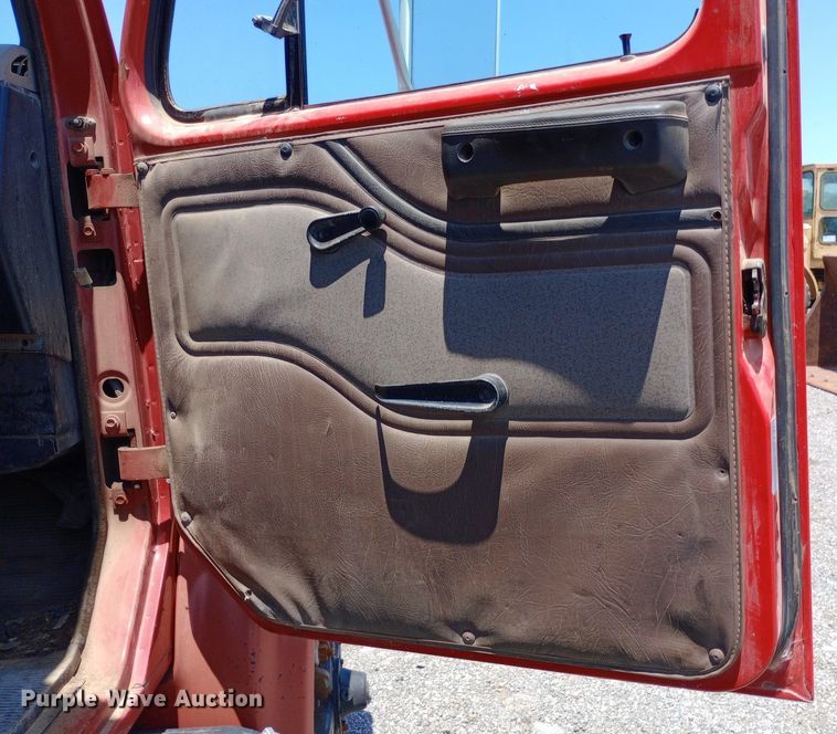 image for item DP1111 2001 International 4900 dump truck