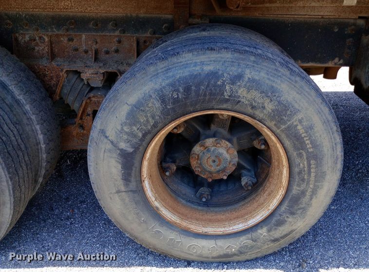 image for item DP1111 2001 International 4900 dump truck