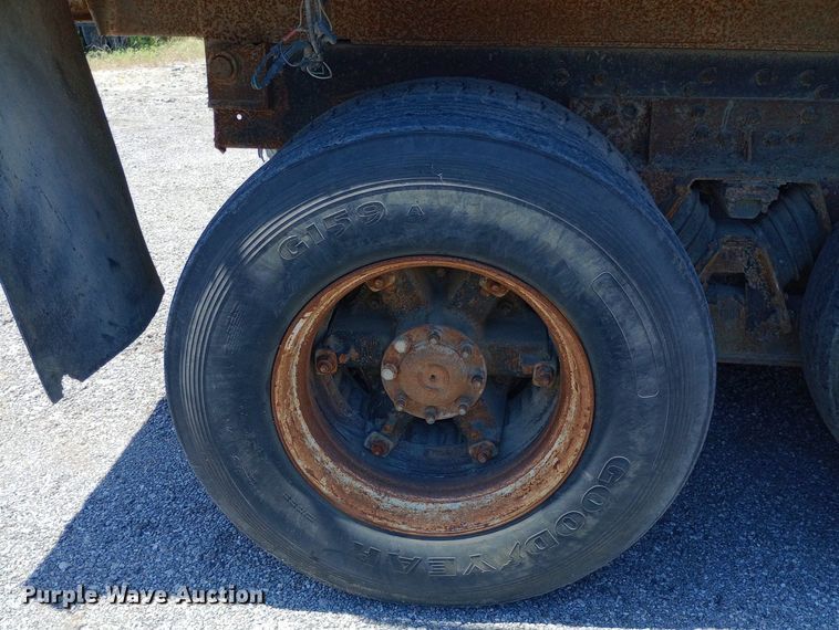 image for item DP1111 2001 International 4900 dump truck