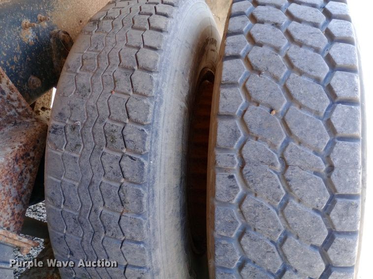 image for item DP1111 2001 International 4900 dump truck