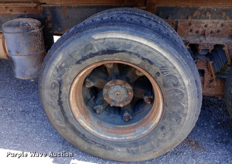 image for item DP1111 2001 International 4900 dump truck