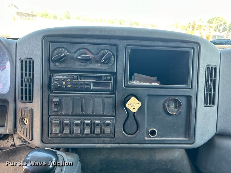 image for item DP1114 2007 International 7400 dump truck