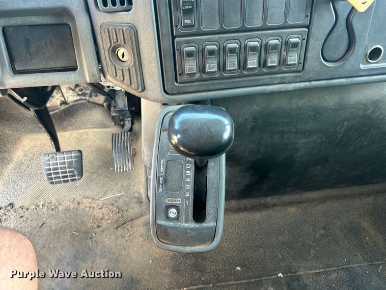 image for item DP1114 2007 International 7400 dump truck