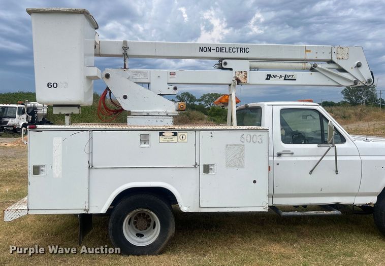 image for item DP1117 1993 Ford F450 Super Duty bucket truck