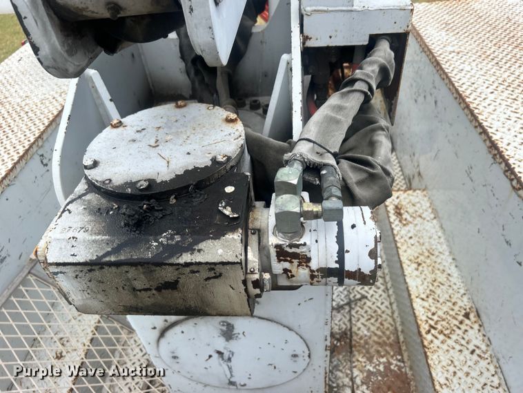 image for item DP1117 1993 Ford F450 Super Duty bucket truck