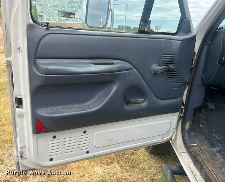 image for item DP1117 1993 Ford F450 Super Duty bucket truck