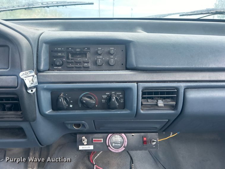 image for item DP1117 1993 Ford F450 Super Duty bucket truck