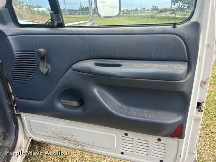 image for item DP1117 1993 Ford F450 Super Duty bucket truck