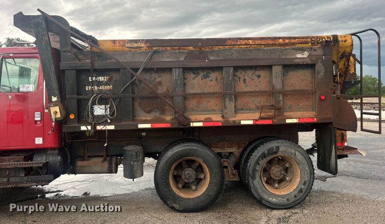 image for item DP1121 2001 International 4900 dump truck