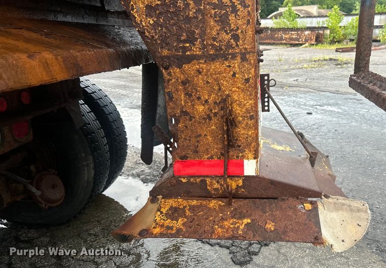 image for item DP1121 2001 International 4900 dump truck