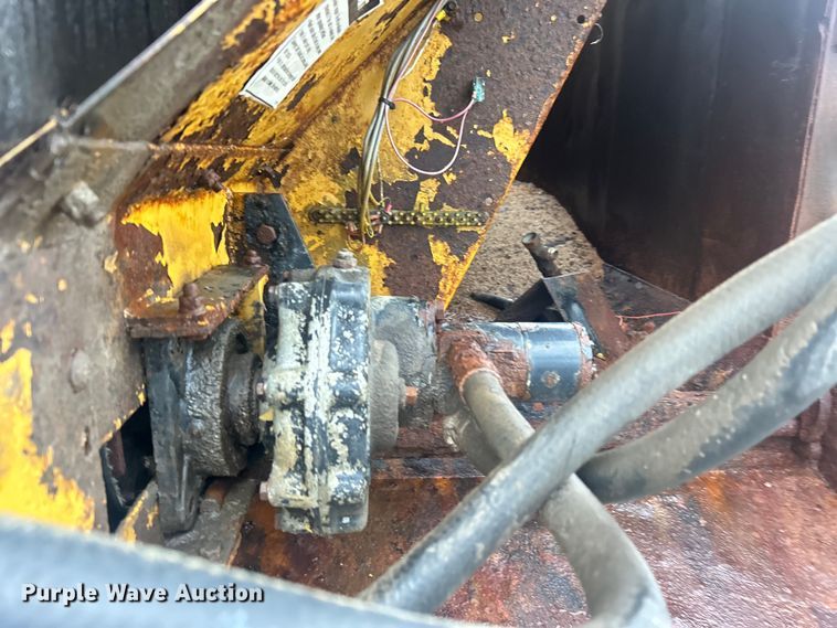 image for item DP1121 2001 International 4900 dump truck