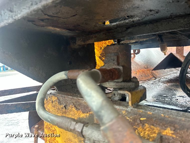 image for item DP1121 2001 International 4900 dump truck