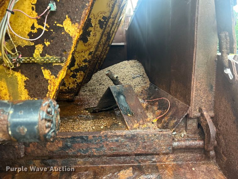 image for item DP1121 2001 International 4900 dump truck