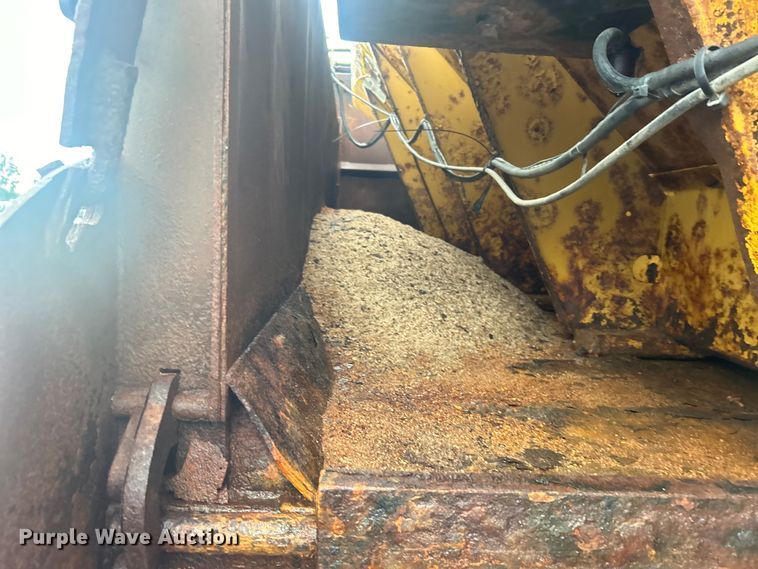 image for item DP1121 2001 International 4900 dump truck