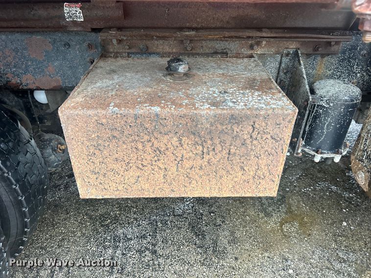 image for item DP1121 2001 International 4900 dump truck