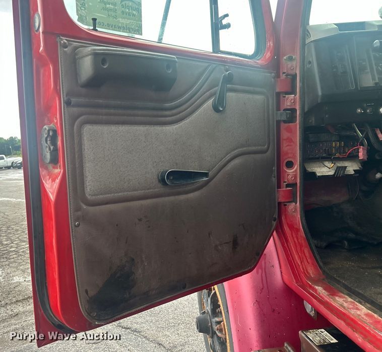 image for item DP1121 2001 International 4900 dump truck