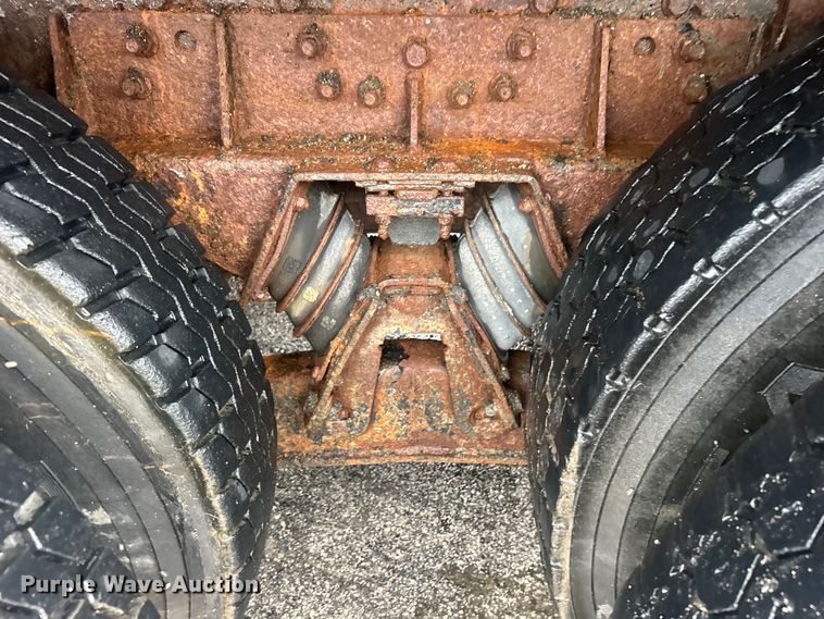 image for item DP1121 2001 International 4900 dump truck