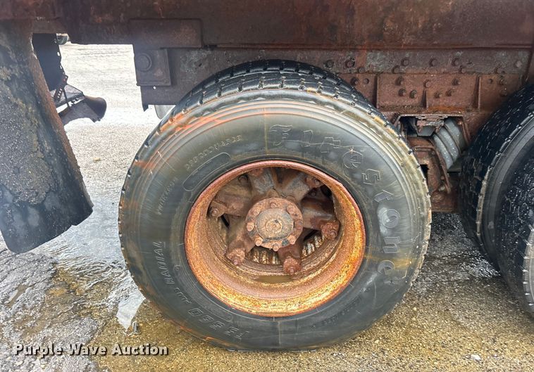 image for item DP1121 2001 International 4900 dump truck