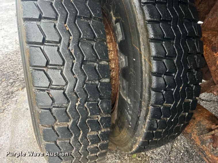 image for item DP1121 2001 International 4900 dump truck