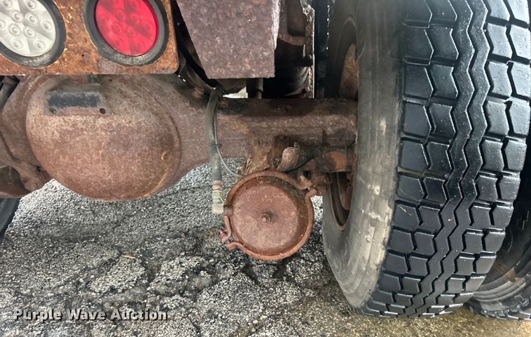 image for item DP1121 2001 International 4900 dump truck