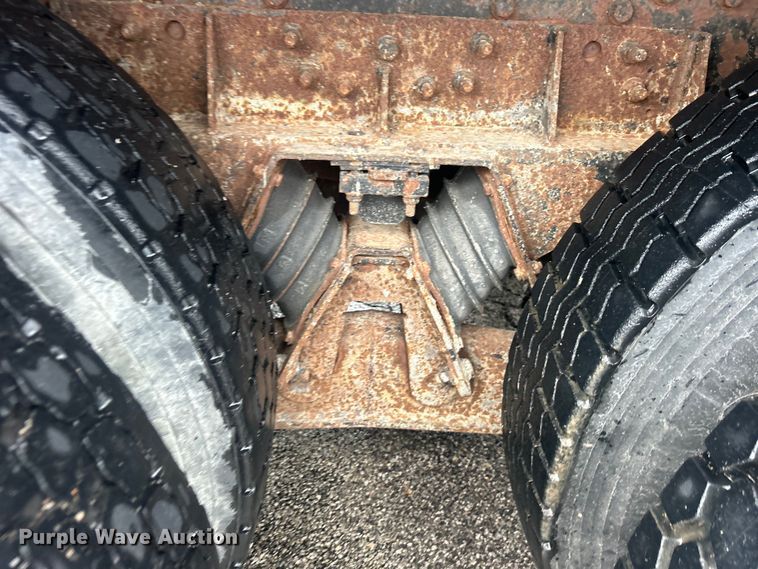 image for item DP1121 2001 International 4900 dump truck