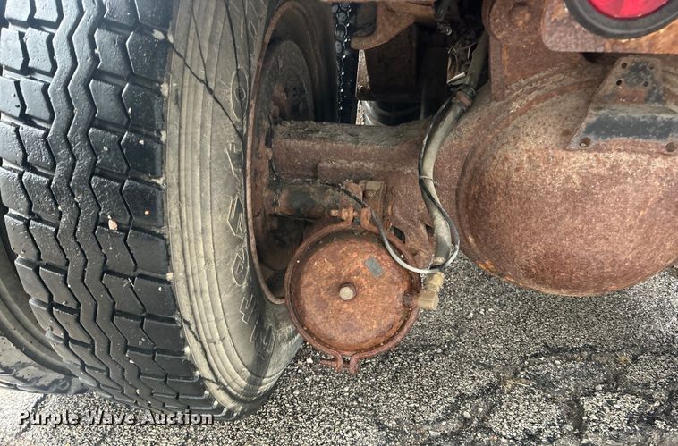 image for item DP1121 2001 International 4900 dump truck