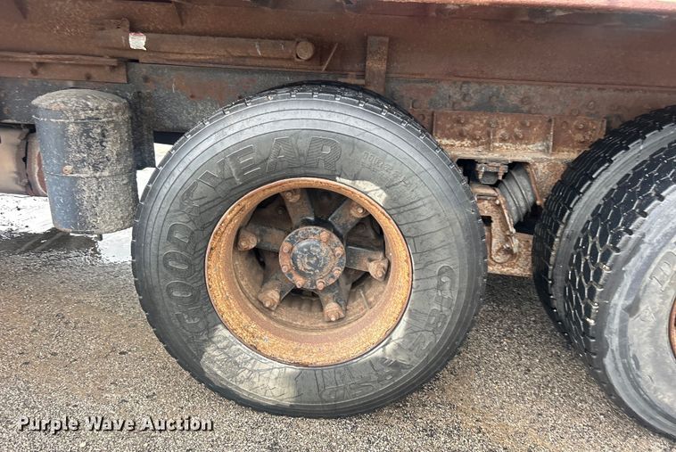 image for item DP1121 2001 International 4900 dump truck