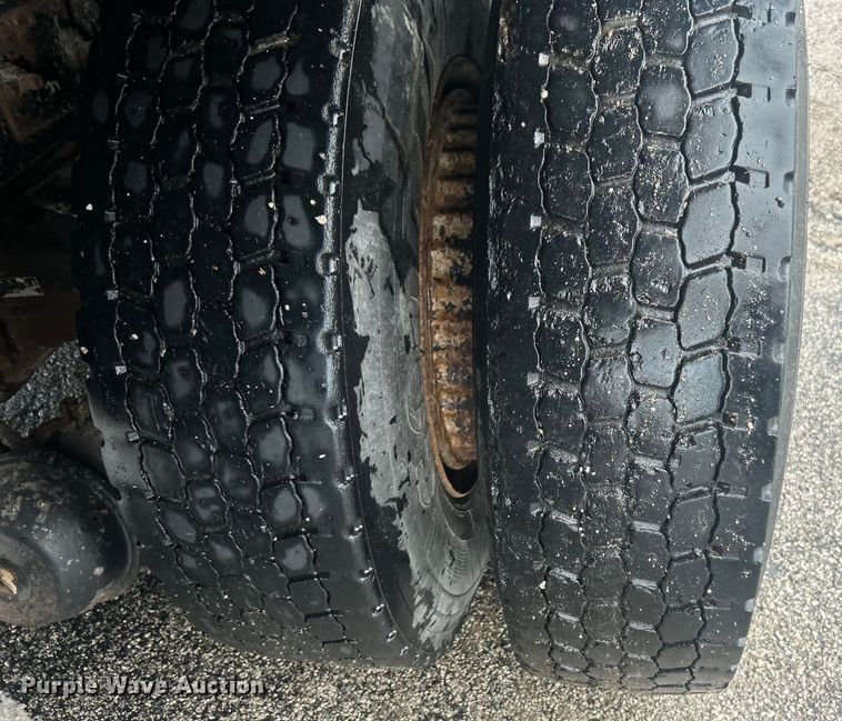 image for item DP1121 2001 International 4900 dump truck